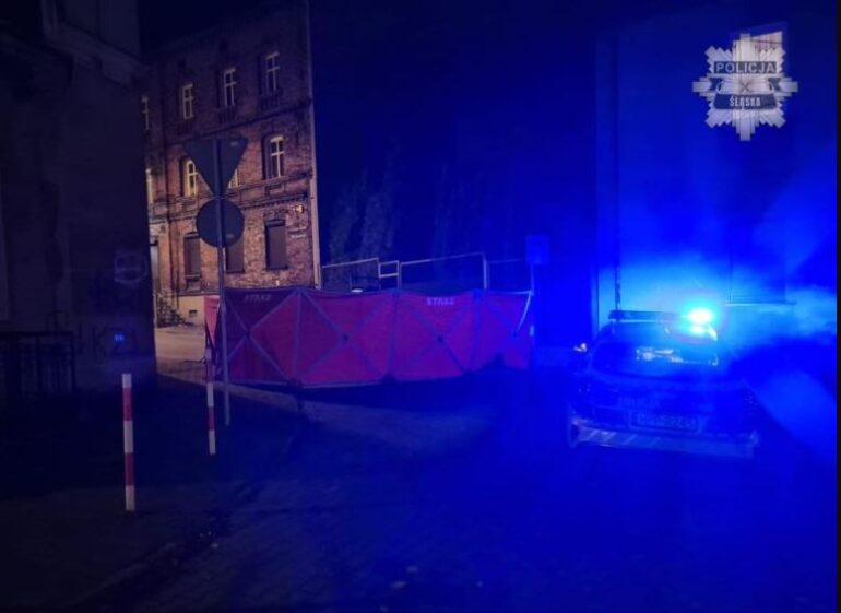 Do tragicznego wypadku doszło w niedzielę w Rudzie Śląskiej. Na ul. Sieronia kierowca busa cofając potrącił pieszego. 65-latek zginął na miejscu.