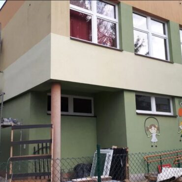 Rodzice i uczniowie Szkoły Podstawowej nr 5 w Pszczynie mają dość uciążliwego remontu. Hałas w szkole sprawia, że dzieci mają problemy z koncentracją, skarżą się na ból głowy. W budynku szkoły jest też zimno bo trwa wymiana okien Rodzice domagają się by prace były prowadzone po zakończeniu lekcji. Proponują również, by na czas remontu przenieść zajęcia dzieci do budynku Pszczyńskiego Centrum Kultury.