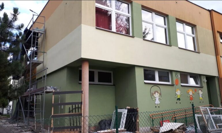 Rodzice i uczniowie Szkoły Podstawowej nr 5 w Pszczynie mają dość uciążliwego remontu. Hałas w szkole sprawia, że dzieci mają problemy z koncentracją, skarżą się na ból głowy. W budynku szkoły jest też zimno bo trwa wymiana okien Rodzice domagają się by prace były prowadzone po zakończeniu lekcji. Proponują również, by na czas remontu przenieść zajęcia dzieci do budynku Pszczyńskiego Centrum Kultury.