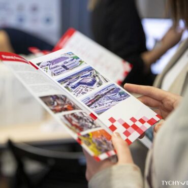 W czwartek 9 października na Stadionie Miejskim przy ul. Edukacji 7 odbędą się kolejne Tyskie Targi Pracy i Przedsiębiorczości. W jednym miejscu, od 10.00 do 13.00 będzie można poznać aktualne oferty pracy lokalnych firm, porozmawiać bezpośrednio z pracodawcami oraz uzyskać informacje dotyczące rekrutacji do służb mundurowych. Dostępne będą również konsultacje związane z zakładaniem własnej działalności gospodarczej oraz porady z zakresu ubezpieczeń społecznych, podatków i funduszy europejskich.