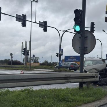Zderzenie karetki z osobówką zablokowało na pewien czas DK1. Jak ustalili policjanci kierowca ambulansu wiózł pacjenta, ale nie włączył sygnałów świetlnych i dźwiękowych. Doprowadził do zderzenia ze skodą wjeżdżając na skrzyżowanie na czerwonym świetle. Na szczęści, nikomu nic się nie stało.