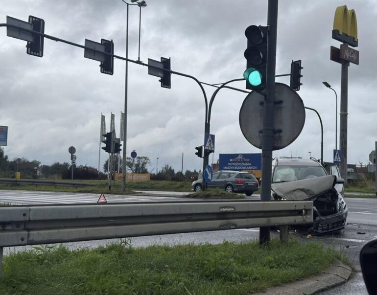 Zderzenie karetki z osobówką zablokowało na pewien czas DK1. Jak ustalili policjanci kierowca ambulansu wiózł pacjenta, ale nie włączył sygnałów świetlnych i dźwiękowych. Doprowadził do zderzenia ze skodą wjeżdżając na skrzyżowanie na czerwonym świetle. Na szczęści, nikomu nic się nie stało.