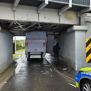 Kierowca dostawczego mercedesa zlekceważył znak z ograniczeniem wjazdu i jego auto utknęło pod wiaduktem kolejowym w Żorach. Szereg nieprawidłowości wykrytych przez policjantów zakończyło się dla mężczyzny 4 mandatami. Ruszyło też dochodzenie dotyczące "cofniętego" licznika przejechanych kilometrów.