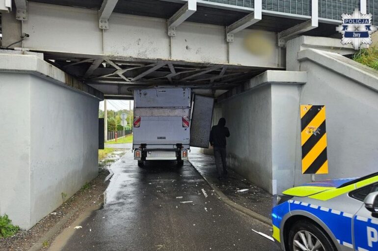 Kierowca dostawczego mercedesa zlekceważył znak z ograniczeniem wjazdu i jego auto utknęło pod wiaduktem kolejowym w Żorach. Szereg nieprawidłowości wykrytych przez policjantów zakończyło się dla mężczyzny 4 mandatami. Ruszyło też dochodzenie dotyczące "cofniętego" licznika przejechanych kilometrów.