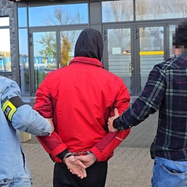 Sprawca wypadku aresztowany. Chodzi o zdarzenie z minionej niedzieli. Trzy najbliższe miesiące spędzi w areszcie 31-latek, który na ulicy Sieronia, 31-latek cofając samochodem dostawczym, potrącił pieszego, który zmarł na miejscu pomimo wysiłku ratowników. Podejrzany uciekł z miejsca zdarzenia.