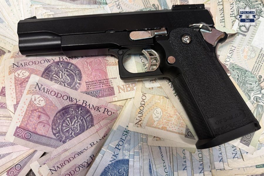 Nie zatrzymał się do kontroli, bo był poszukiwany. Kierowca uciekł do lasu, gdzie został zatrzymany przez patrol. Do zdarzenia doszło w Żorach.