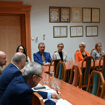 Prezydent Michał Pierończyk, wraz z zarządcami nieruchomości i prezesami spółdzielni, wystosował ponowne apele do właściwych ministrów. Fot. UM Ruda Śląska