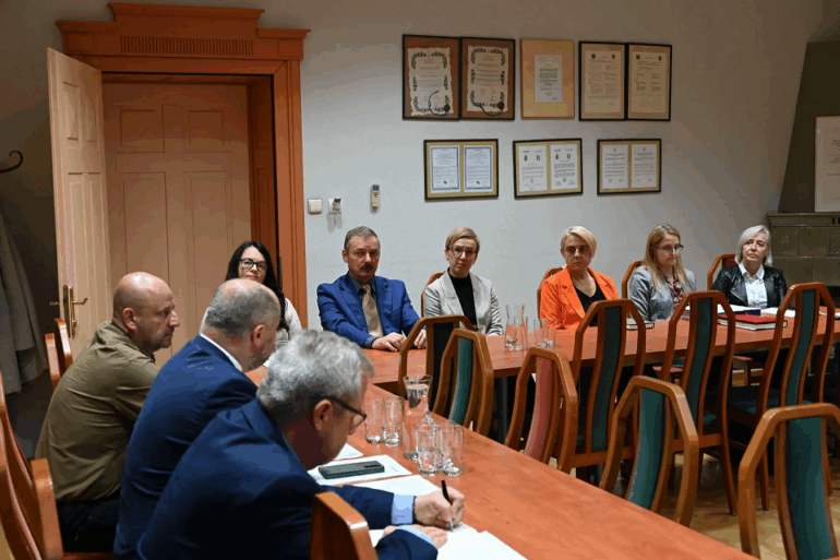 Prezydent Michał Pierończyk, wraz z zarządcami nieruchomości i prezesami spółdzielni, wystosował ponowne apele do właściwych ministrów. Fot. UM Ruda Śląska