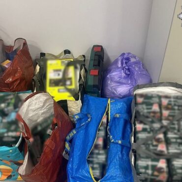 Czteroosobowy gang okradał sklepy w czterech województwach Proceder trwał kilka miesięcy. Oprócz złodziei policjanci zatrzymali też pasera. Całej piątce grozi do 8 lat więzienia.