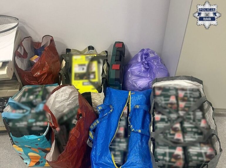 Czteroosobowy gang okradał sklepy w czterech województwach Proceder trwał kilka miesięcy. Oprócz złodziei policjanci zatrzymali też pasera. Całej piątce grozi do 8 lat więzienia.