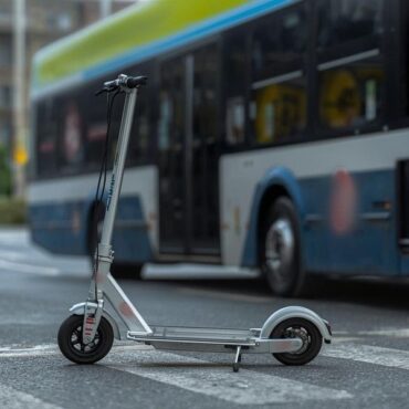 Policja ustala szczegóły wypadku w którym ranny został 9-latek. Bus potrącił dziecko na Alei Jana Pawła II w Żorach. Chłopiec przejeżdżał na hulajnodze przez oznakowany przejazd. Z obrażeniami nogi został przewieziony do szpitala.