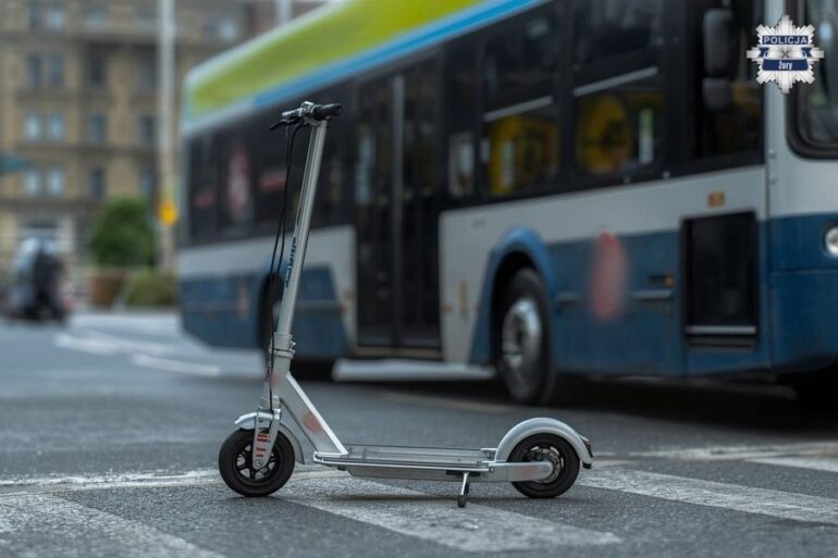 Policja ustala szczegóły wypadku w którym ranny został 9-latek. Bus potrącił dziecko na Alei Jana Pawła II w Żorach. Chłopiec przejeżdżał na hulajnodze przez oznakowany przejazd. Z obrażeniami nogi został przewieziony do szpitala.