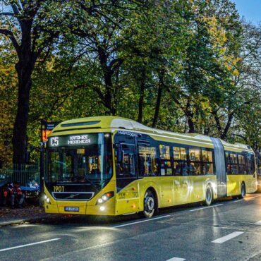 Komunikacja 1 listopada będzie darmowa. Pojawią się też specjalne linie autobusowe ułatwiające dojazd do nekropolii w 11 miastach. To ułatwienia dla mieszkańców regionu przygotowane przez Transport GZM.