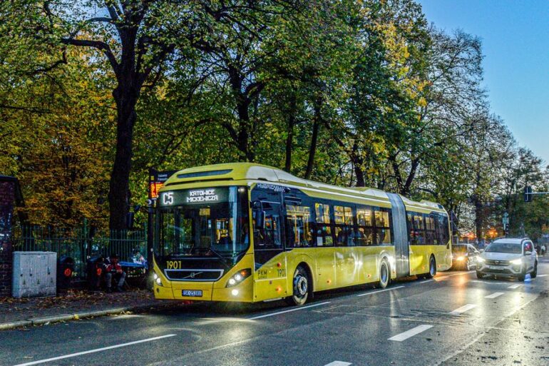 Komunikacja 1 listopada będzie darmowa. Pojawią się też specjalne linie autobusowe ułatwiające dojazd do nekropolii w 11 miastach. To ułatwienia dla mieszkańców regionu przygotowane przez Transport GZM.