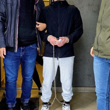 Kamizelka uratowała  policjanta przed poważnymi obrażeniami podczas interwencji na ulicy Drozdów w Katowicach. Dwóch mężczyzn na widok patrolu zaczęło uciekać. Jeden z nich wyjął nóż i zaatakował funkcjonariusza. Zatrzymani to dwaj 21-letni obywatele Ukrainy. W ich samochodzie znaleziono narkotyki.