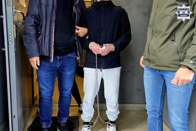 Kamizelka uratowała  policjanta przed poważnymi obrażeniami podczas interwencji na ulicy Drozdów w Katowicach. Dwóch mężczyzn na widok patrolu zaczęło uciekać. Jeden z nich wyjął nóż i zaatakował funkcjonariusza. Zatrzymani to dwaj 21-letni obywatele Ukrainy. W ich samochodzie znaleziono narkotyki.