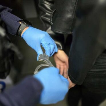 Odurzona narkotykami matka zajmował się małym dzieckiem, a w mieszkaniu przebywał jeszcze pijany dziadek rocznego chłopca. Według interweniujących policjantów to mogło skończyć się fatalnie.