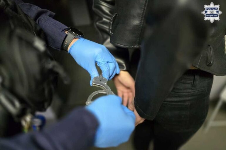 Odurzona narkotykami matka zajmował się małym dzieckiem, a w mieszkaniu przebywał jeszcze pijany dziadek rocznego chłopca. Według interweniujących policjantów to mogło skończyć się fatalnie.