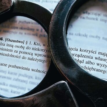 Koniec śledztwa w Katowicach. Z ustaleń policji i prokuratury wynika, że dyrektorka szkoły wyłudzała pieniądze. W placówce dochodziło przez kilka lat do oszustw przy pozyskaniu dotacji oświatowej. Kobieta wyłudzała pieniądze przedstawiając nieprawdziwe dane o liczbie słuchaczy uczestniczących w zajęciach .
