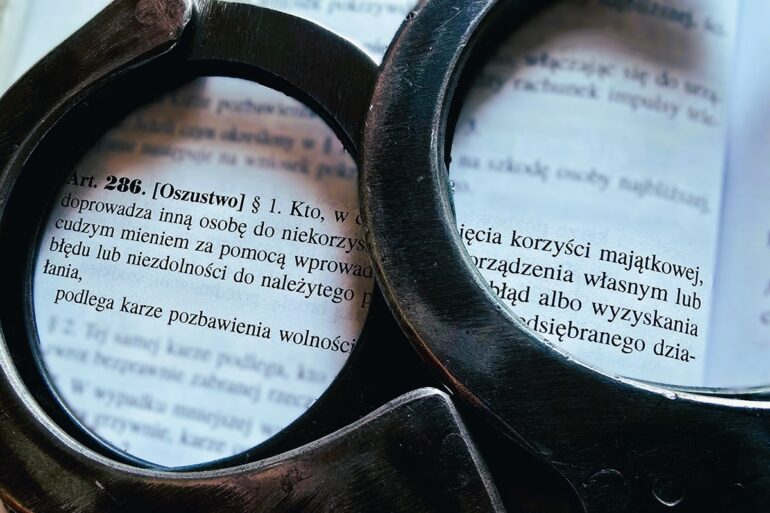 Koniec śledztwa w Katowicach. Z ustaleń policji i prokuratury wynika, że dyrektorka szkoły wyłudzała pieniądze. W placówce dochodziło przez kilka lat do oszustw przy pozyskaniu dotacji oświatowej. Kobieta wyłudzała pieniądze przedstawiając nieprawdziwe dane o liczbie słuchaczy uczestniczących w zajęciach .