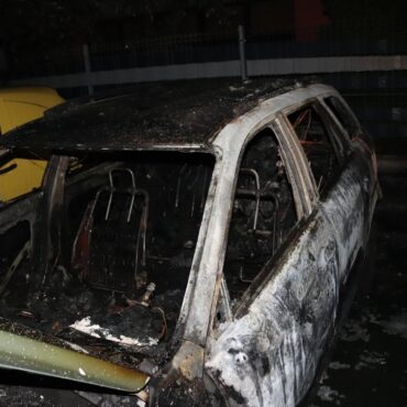 Policjanci zatrzymali młodego mężczyznę, który w nocy podłożył ogień na parkingu w Rybniku Boguszowicach. Podpalacz zniszczył trzy samochody: dostawczego volkswagena i zaparkowane obok niego dwa auta osobowe. Sprawcy grozi do 5 lat więzienia.