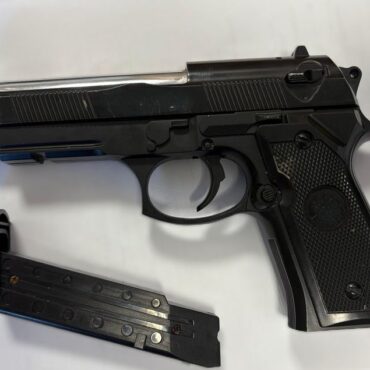 Agresywny mężczyzna groził kierowcy bronią. Mierzył z pistoletu w kolana mieszkańca Łazisk Górnych i powiedział: "Ostatni raz zajechałeś mi drogę".