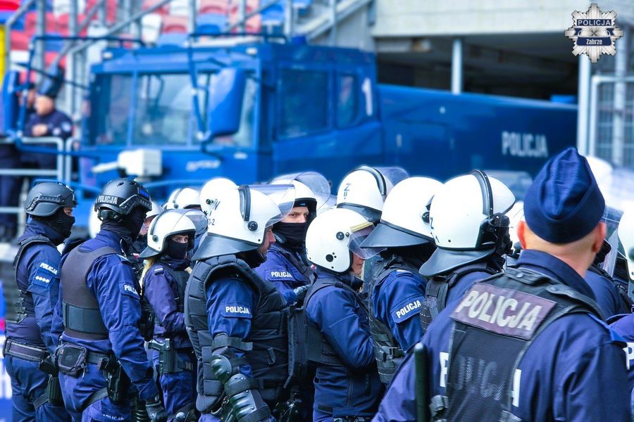 Policja na stadionie w Zabrzu prowadziła specjalistyczne ćwiczenia. Mundurowi  z różnych pododdziałów doskonalili umiejętności w zakresie przywracania ładu i porządku publicznego w trakcie zabezpieczania imprez masowych. W głównej mierze chodziło o rozgrywki piłkarskie.
