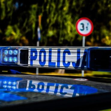 Tragiczny wypadek w Pielgrzymowiacach. Na ulicy Powstańców kobieta jadąca rowerem z nieznanych jeszcze powodów zjechała na pas, którym nadjeżdżał volkswagen. Kierowca auta nie zdołał uniknąć zderzenia. Sprawą zajmuje się pszczyńska policja.