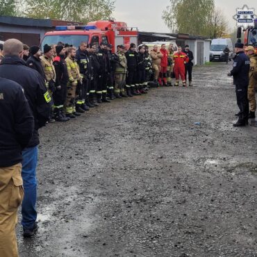 Trwają poszukiwania Karoliny Wróbel. Ponad 100 osób przeszukuje dno stawu Błaskowiec. Fot. Policja Śląska