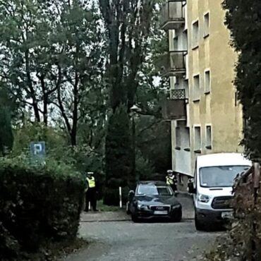 Potrącenie pieszego na parkingu. Do tego tragicznego w skutkach wypadku doszło dziś rano w Cieszynie. 27-letni kierowca cofając samochodem dostawczym potrącił znajdującego się za pojazdem 88-letniego mężczyznę. W wyniku odniesionych obrażeń pieszy zginął na miejscu.