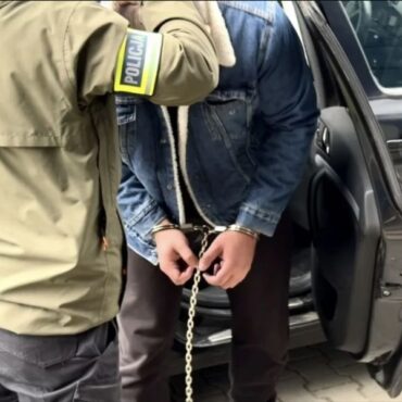 Kary od 10 lat i 4 miesięcy do 14 lat i 2 miesięcy więzienia wymierzył katowicki sąd pięciu oskarżonym w sprawie rozboju, który miał miejsce w kwietniu ubiegłego roku w jednym z domów w Czechowicach-Dziedzicach. Bandyci udawali kurierów - tak dostali się na teren posesji. Właściciela pobili do nieprzytomności używając młotka i łomu, po czym splądrowali dom i uciekli.