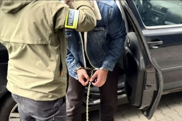 Kary od 10 lat i 4 miesięcy do 14 lat i 2 miesięcy więzienia wymierzył katowicki sąd pięciu oskarżonym w sprawie rozboju, który miał miejsce w kwietniu ubiegłego roku w jednym z domów w Czechowicach-Dziedzicach. Bandyci udawali kurierów - tak dostali się na teren posesji. Właściciela pobili do nieprzytomności używając młotka i łomu, po czym splądrowali dom i uciekli.