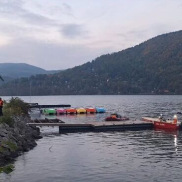 Samolot wpadł do Jeziora Żywieckiego. Pilot został wyciągnięty z wody a maszyna utonęła.