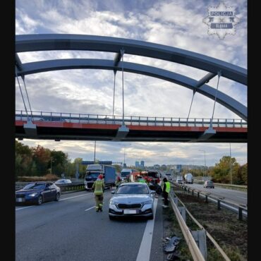 Wypadek na A4 w Katowicach. W zdarzeniu brały udział 4 pojazdy. Na miejscu pracują służby.