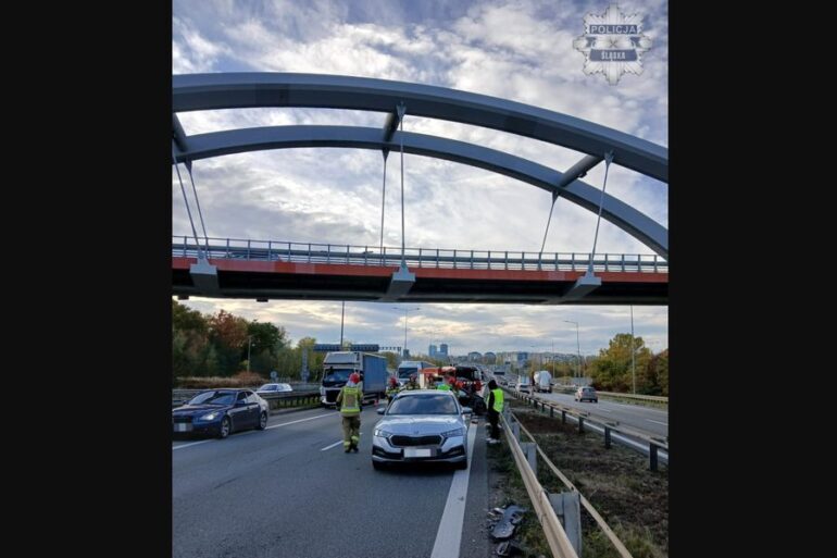 Wypadek na A4 w Katowicach. W zdarzeniu brały udział 4 pojazdy. Na miejscu pracują służby.