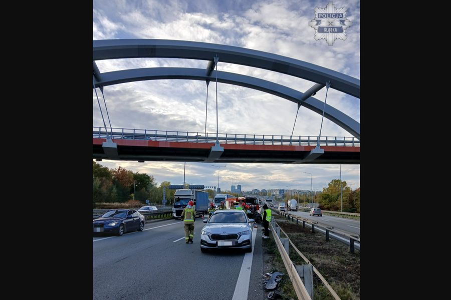 Wypadek na A4 w Katowicach. W zdarzeniu brały udział 4 pojazdy. Na miejscu pracują służby.