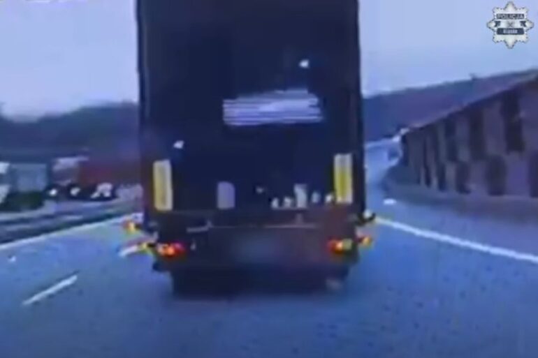 3000 zł za śnieg na aucie - taki mandat dostał kierowca ciężarówki jadący gliwickim odcinkiem autostrady A4.