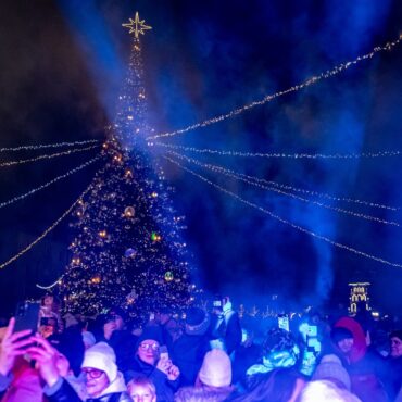 Bytomski Rynek wypełniły kolorowe iluminacje, dekoracje oraz pachnące stragany. Fot. UM Bytom