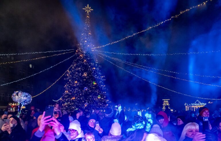 Bytomski Rynek wypełniły kolorowe iluminacje, dekoracje oraz pachnące stragany. Fot. UM Bytom