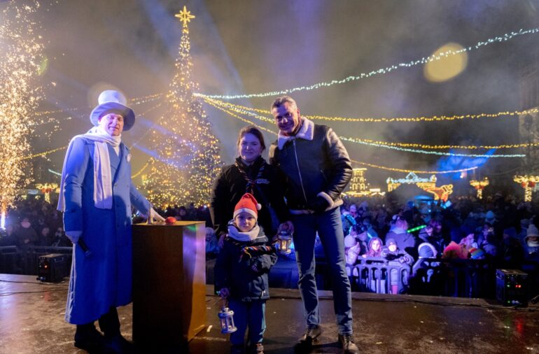 Prezydent Bytomia Mariusz Wołosz otworzył na Rynku tegoroczny Bytomski Jarmark Świąteczny. Fot. UM Bytom