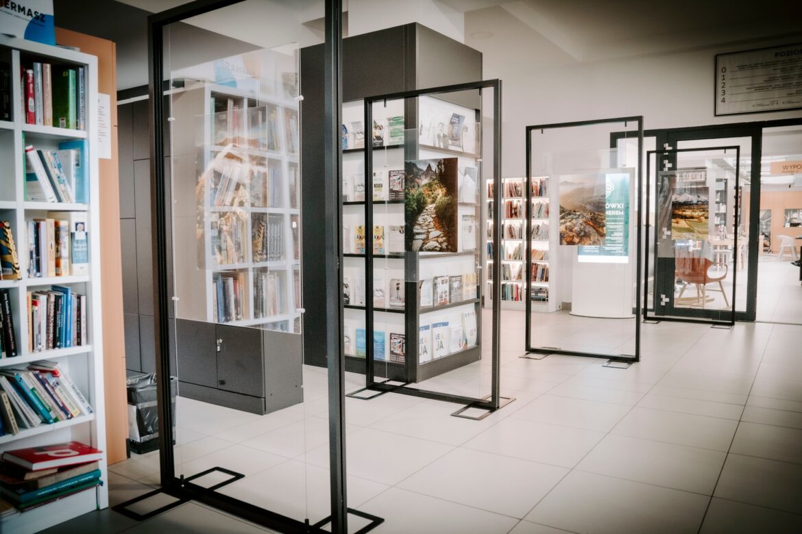 "Wędrówki z Tischnerem" w Żorach to cykl spotkań poświęconych ks. Józefowi Tischnerowi. Od 4 do 8 listopada biblioteka zaprasza na warsztaty, prelekcje i wystąpienia artystyczne. Obowiązują zapisy.