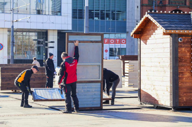 Na katowickim rynku ustawiane są jarmarczne budki_fot. K. Kalkowski