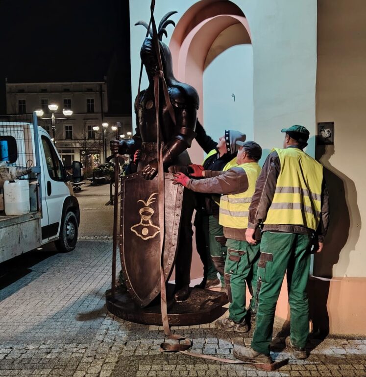 W Mikołowie odsłonięto nową rzeźbę – rycerza Mikułę, brązową figurę nawiązującą do historii miasta. Autorem dzieła jest lokalny artysta Maciej Paździor.
