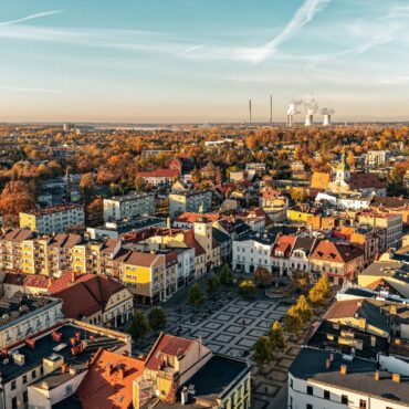 Sprawdź program obchodów Święta Niepodległości w Rybniku 2025. Msza święta, przemarsz, uroczystości na rynku i wspólne świętowanie 107. rocznicy odzyskania niepodległości.