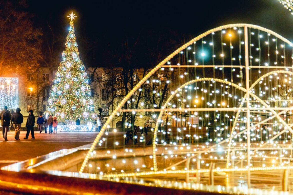 Bombki, choinki, iluminacje świetlne. Świątecznie w Tychach zrobiło się po zamontowaniu pierwszych dekoracji. W tym roku będzie sporo nowości.