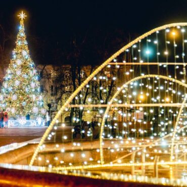 Bombki, choinki, iluminacje świetlne. Świątecznie w Tychach zrobiło się po zamontowaniu pierwszych dekoracji. W tym roku będzie sporo nowości.