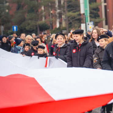 Jak Tychy świętują Święto Niepodległości? Sprawdź program uroczystości 11 listopada 2025 – msza, przemarsz, koncerty, warsztaty i Bieg Niepodległości w Paprocanach.