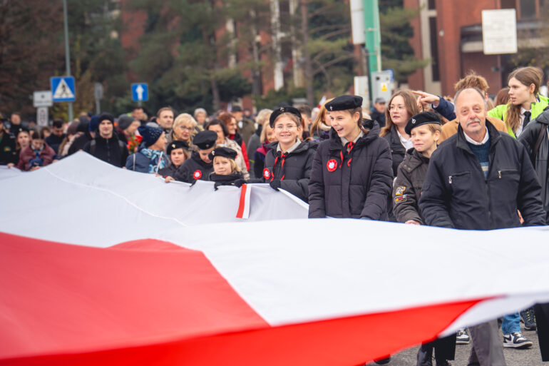 Jak Tychy świętują Święto Niepodległości? Sprawdź program uroczystości 11 listopada 2025 – msza, przemarsz, koncerty, warsztaty i Bieg Niepodległości w Paprocanach.