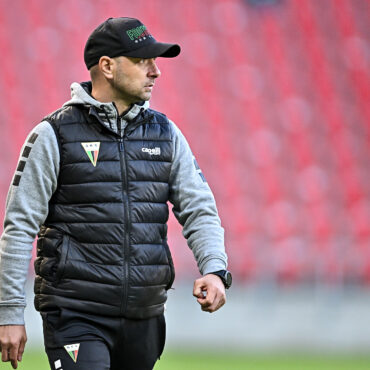 GKS Tychy rozstaje się z Arturem Skowronkiem po serii porażek. Zespół tymczasowo poprowadzą asystenci. Sprawdź szczegóły zmian w sztabie szkoleniowym.