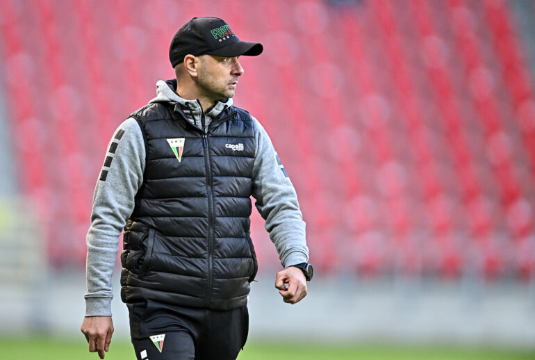 GKS Tychy rozstaje się z Arturem Skowronkiem po serii porażek. Zespół tymczasowo poprowadzą asystenci. Sprawdź szczegóły zmian w sztabie szkoleniowym.